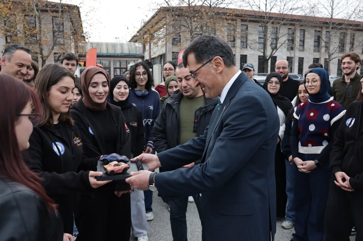 baskan-eyup-kahveciden-dpunun-alternatif-enerjili-arac-ekibine-ziyaret