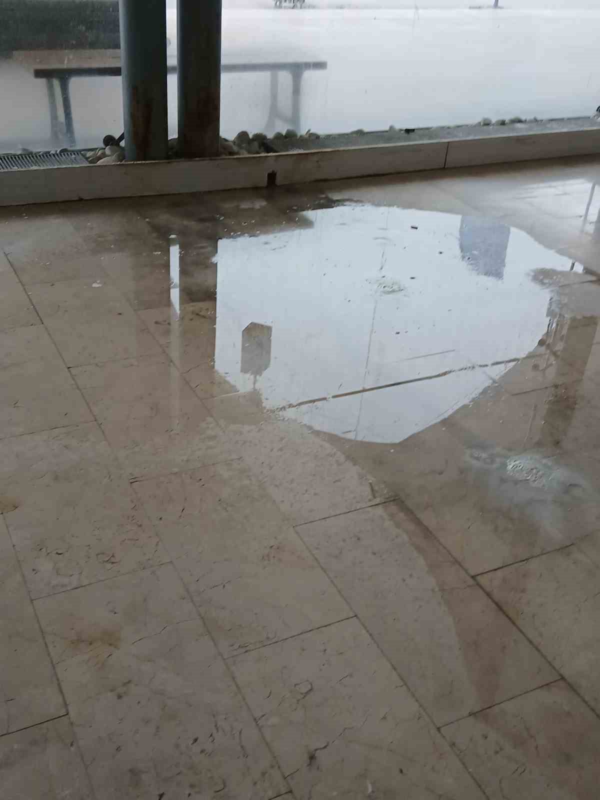 bilecik-sehirlerarasi-otobus-terminalinde-tavan-akiyor-yolcular-soguktan-donyor