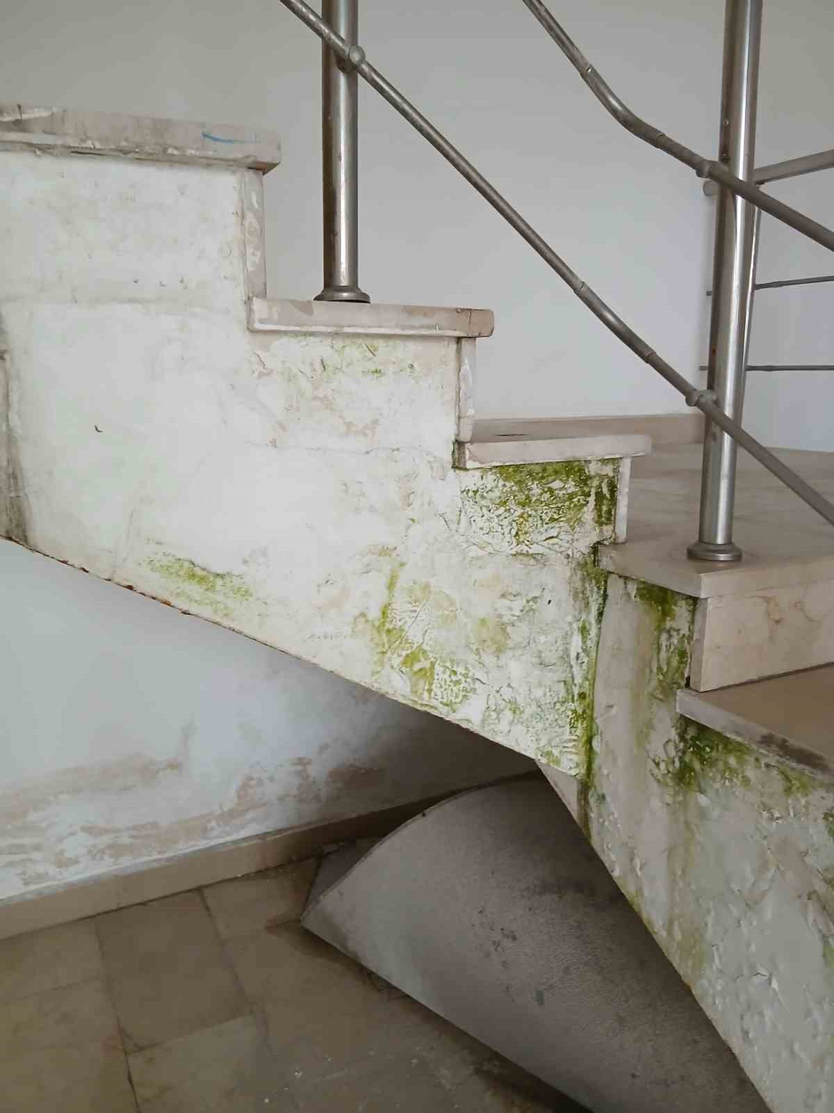 bilecik-sehirlerarasi-otobus-terminalinde-tavan-akiyor-yolcular-soguktan-donyor