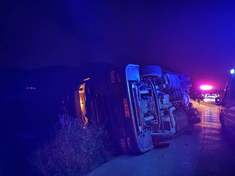 bilecikte-devrilen-tirin-surucusu-yaralandi