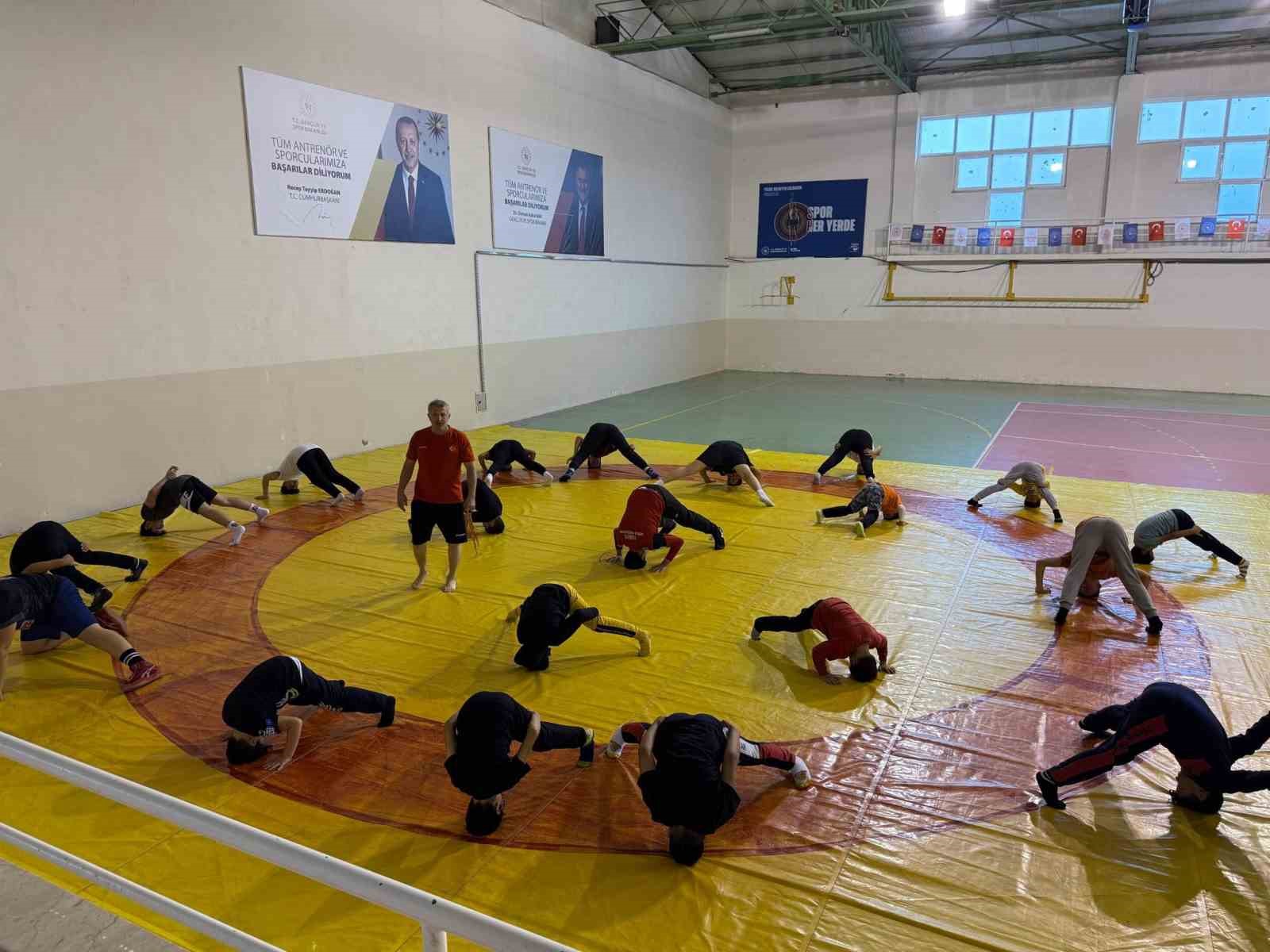 bilecikte-gureste-genclerden-yogun-mucadele