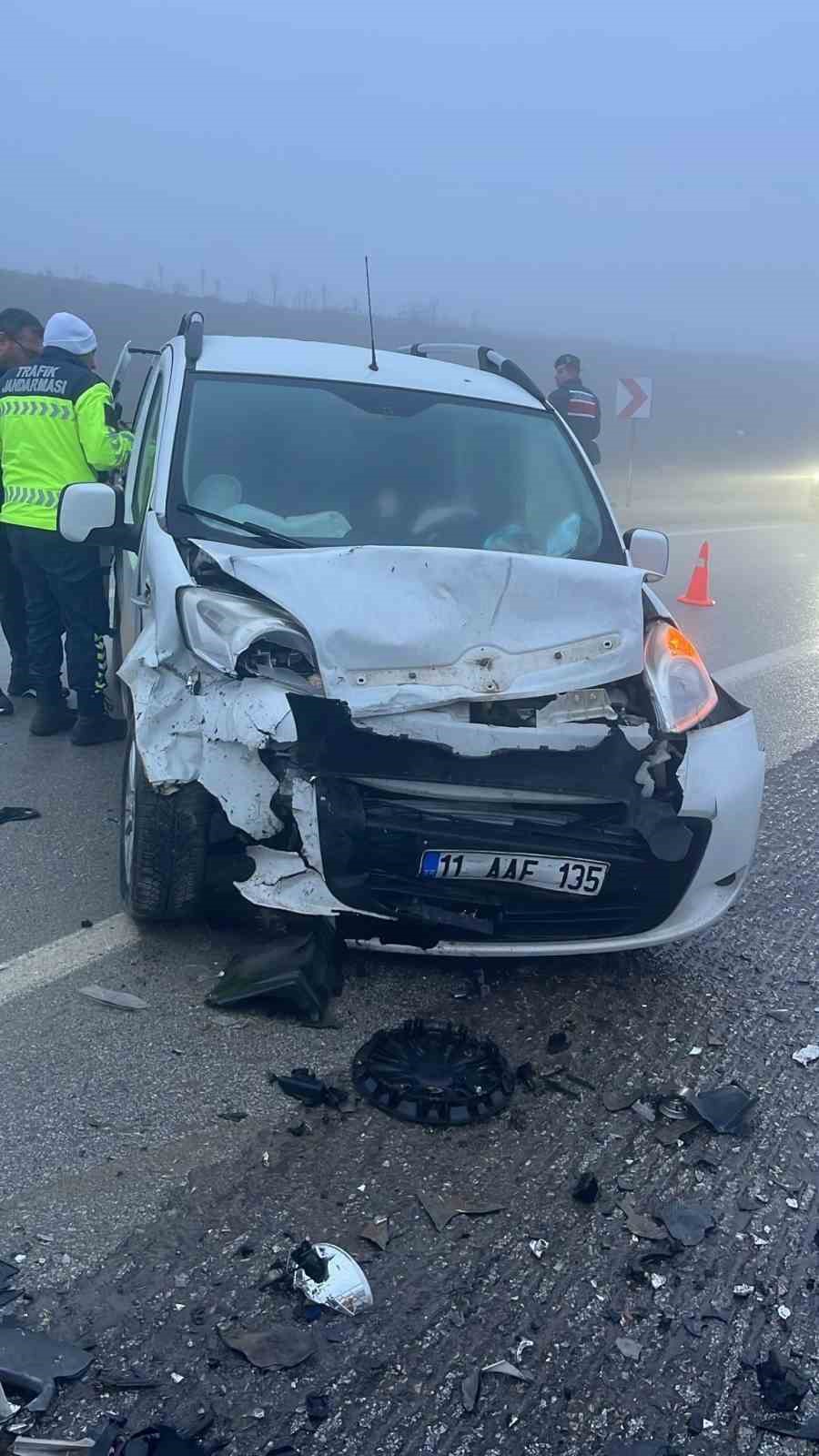 bilecikte-iki-arac-kafa-kafaya-carpisti