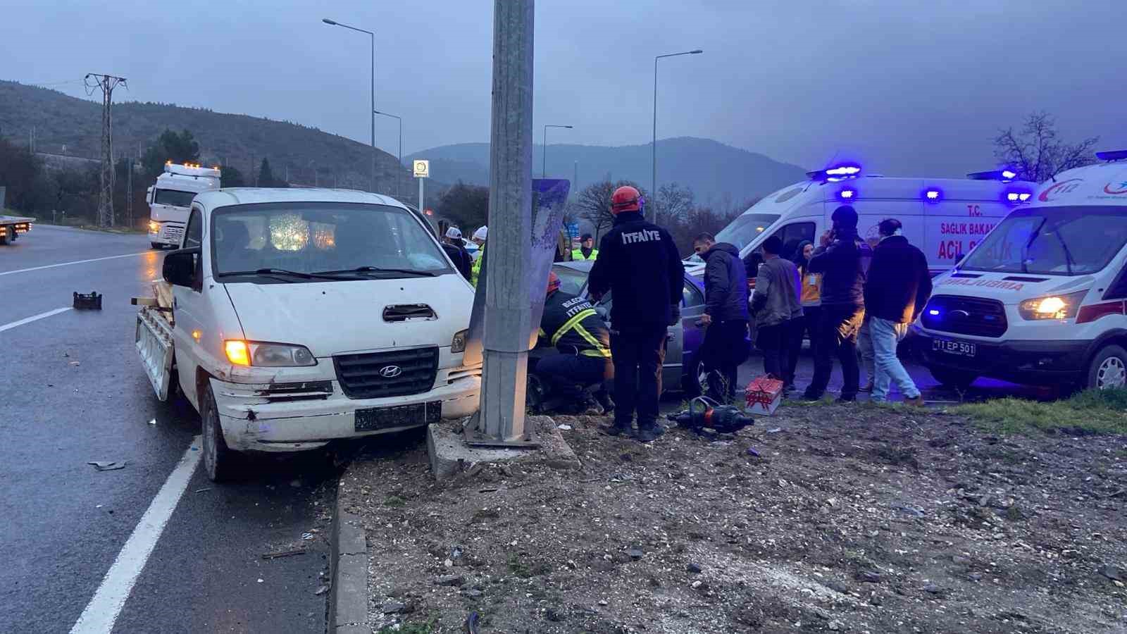 bilecikte-otomobil-ile-kamyonet-carpisti-5-yarali