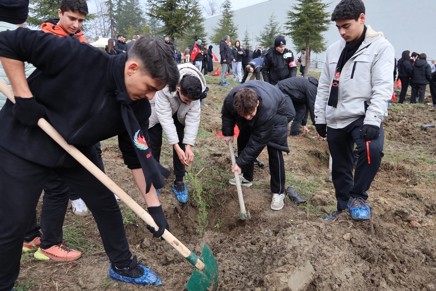 bilecikte-sehitler-adina-fidan-dikimi-gerceklestirildi