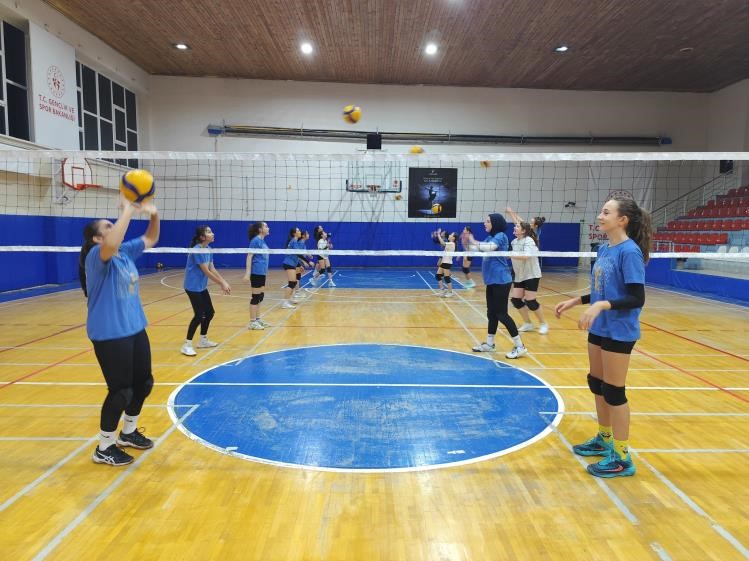 bilecikte-spor-okullarinda-voleybol-antrenmanlari-suruyor