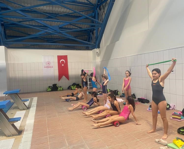 bilecikte-yuzme-havuzunda-yogun-antrenman-mesaisi