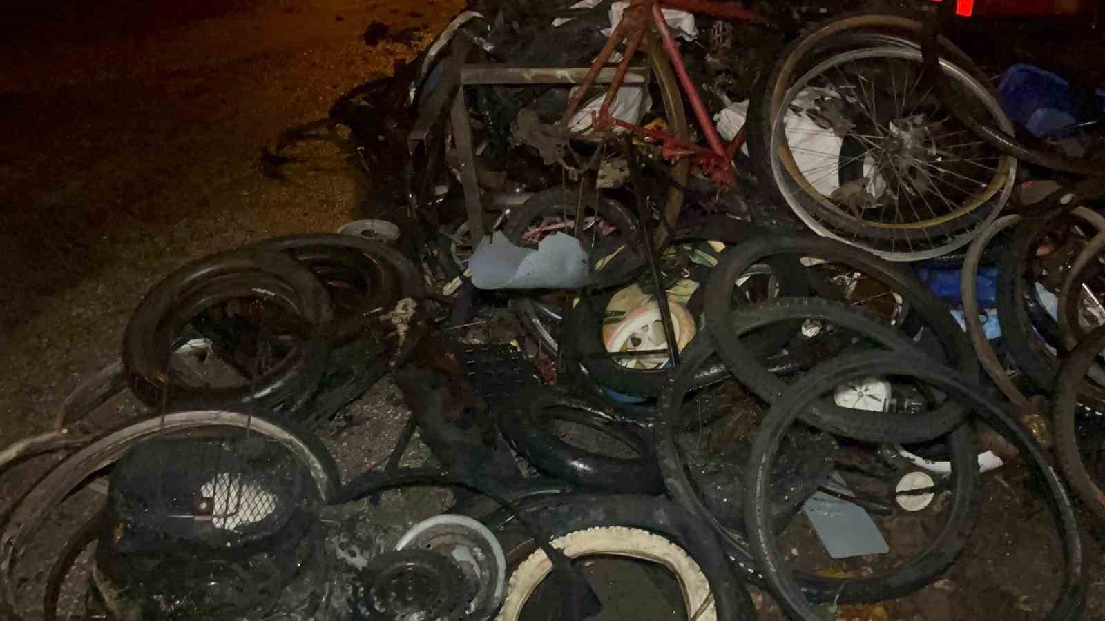 bisiklet-yuklu-kamyonda-cikan-yanginin-sebebi-arastiriliyor