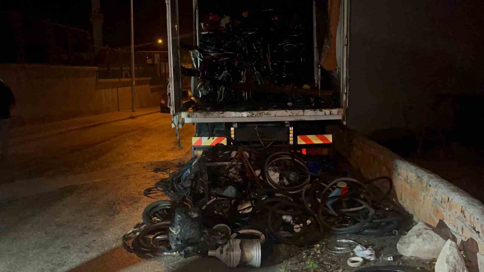 bisiklet-yuklu-kamyonda-cikan-yanginin-sebebi-arastiriliyor