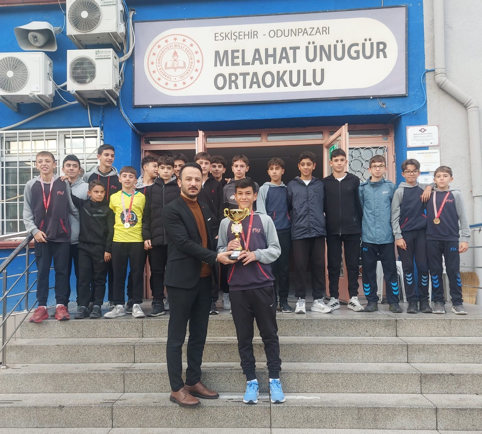 bu-okul-futbol-bransinda-ust-uste-10-yildir-sampiyon