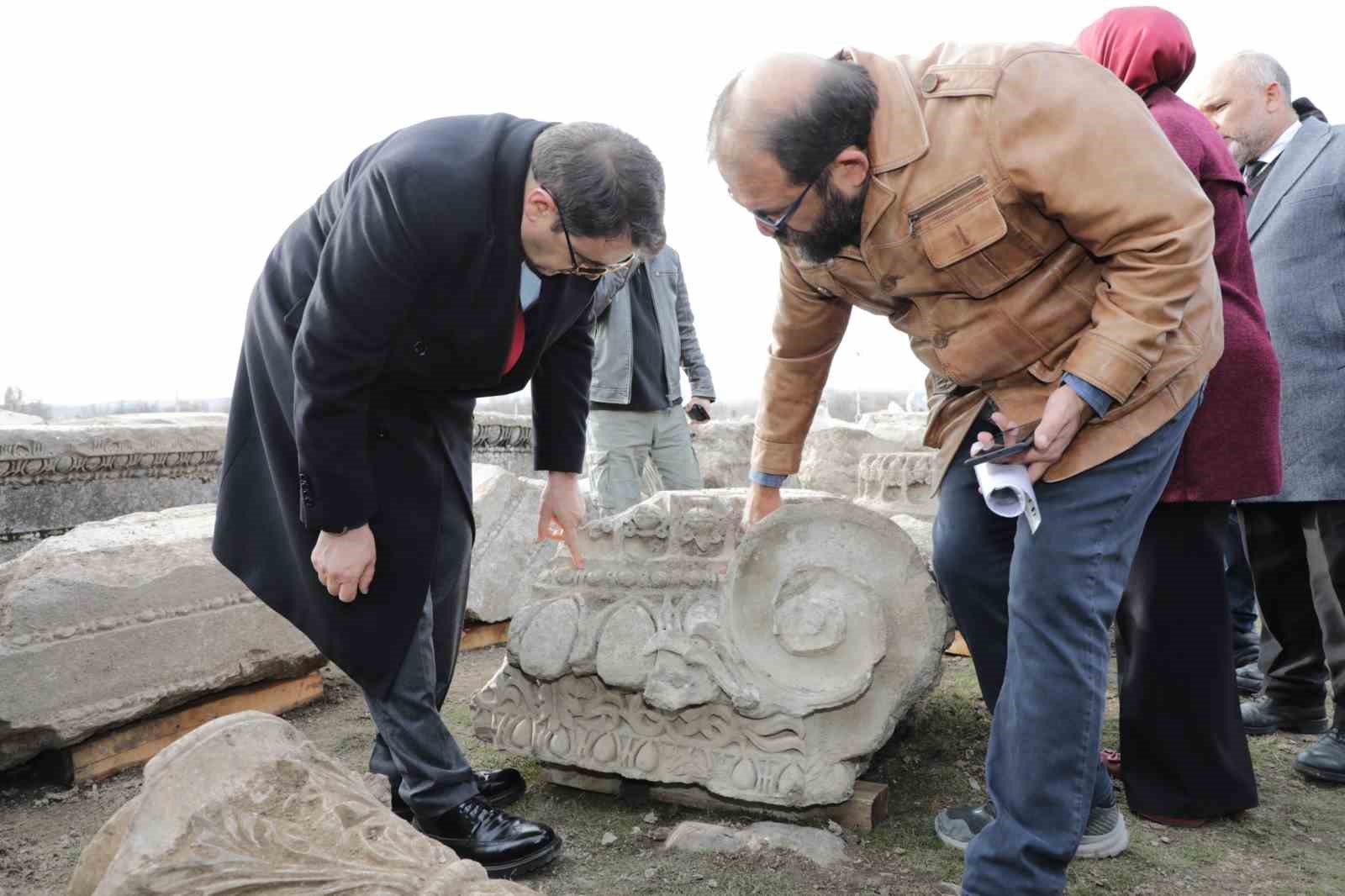 cavdarhisar-aizanoi-antik-kentinde-kazi-ve-restorasyon-calismalari-devam-ediyor