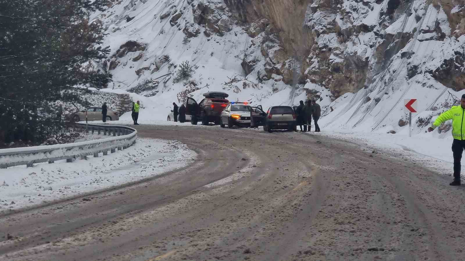 domanic-inegol-karayolunda-uc-ayri-kaza-5-aracta-maddi-hasar-olustu