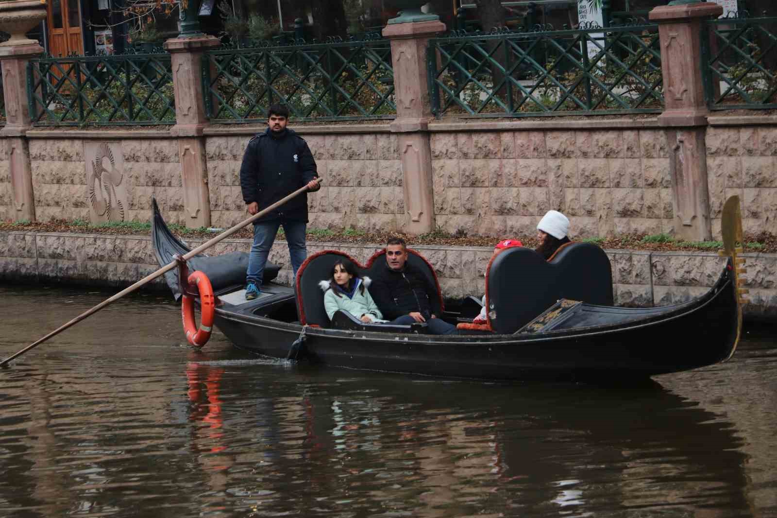 dondurucu-soguklara-ragmen-gondol-keyfi-eskisehirin-gezi-rutininden-cikmadi