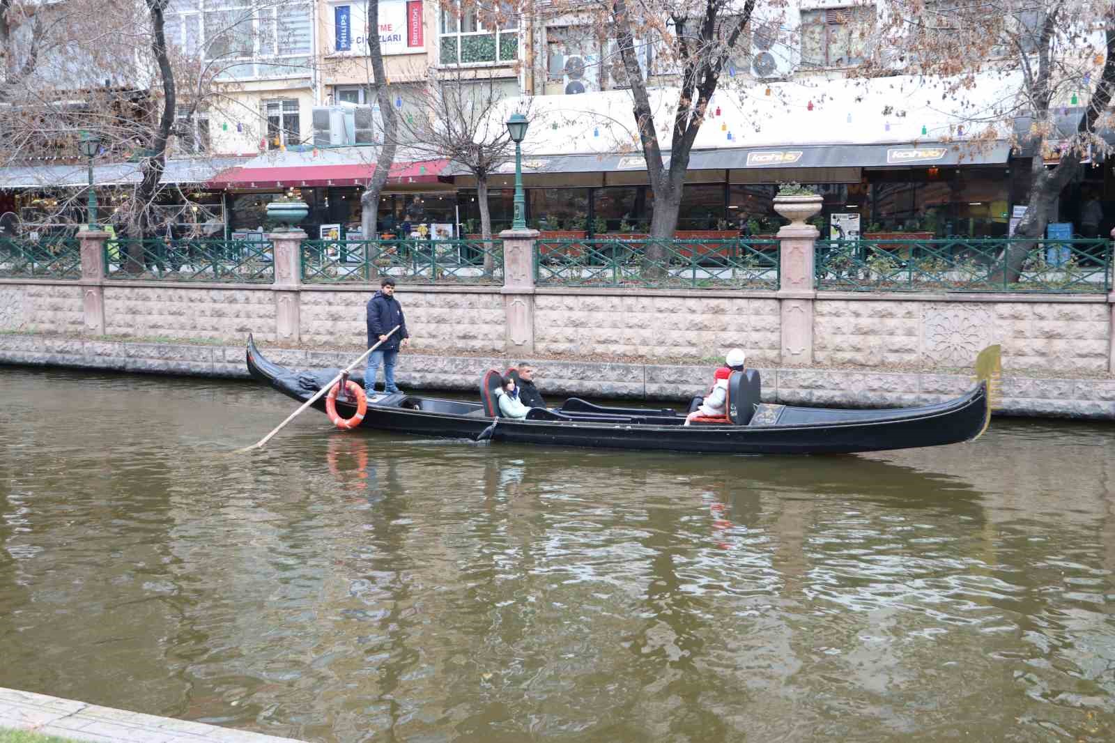 dondurucu-soguklara-ragmen-gondol-keyfi-eskisehirin-gezi-rutininden-cikmadi