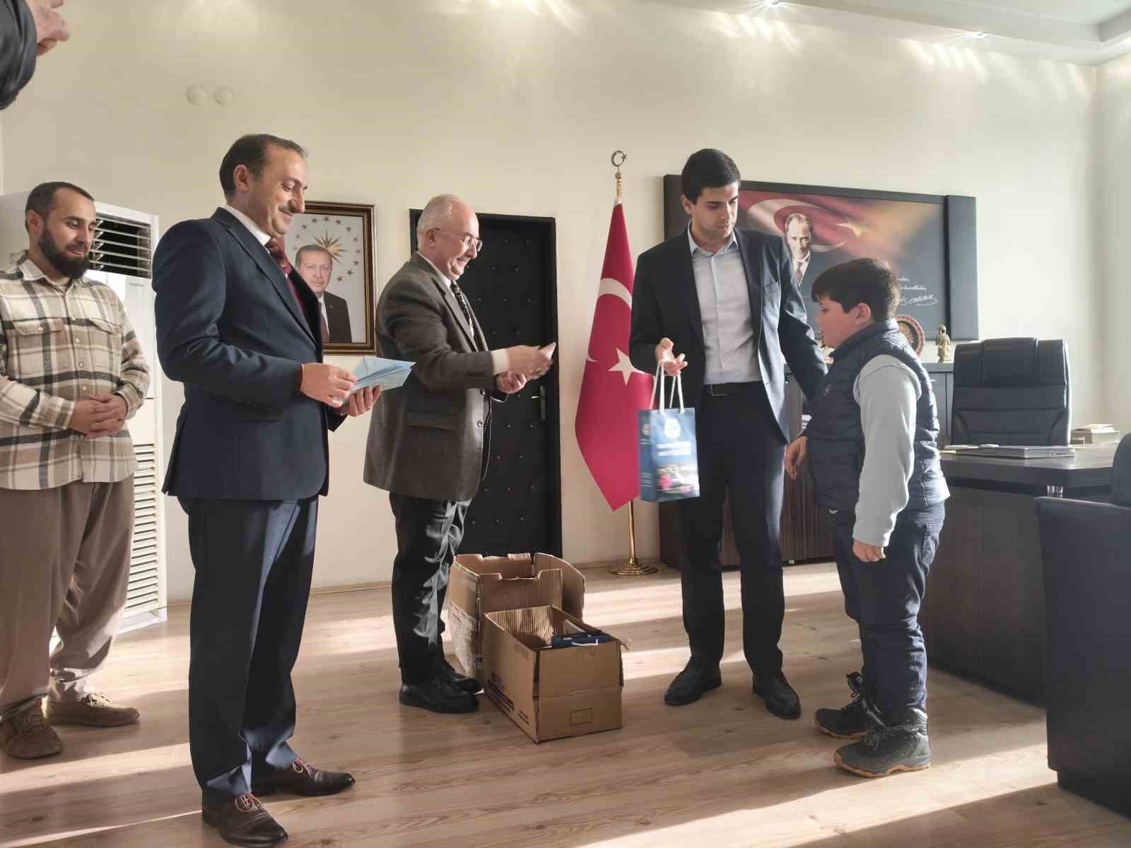 dumlupinarda-bilgi-yarismasinda-dereceye-giren-ogrenciler-odullerini-aldi