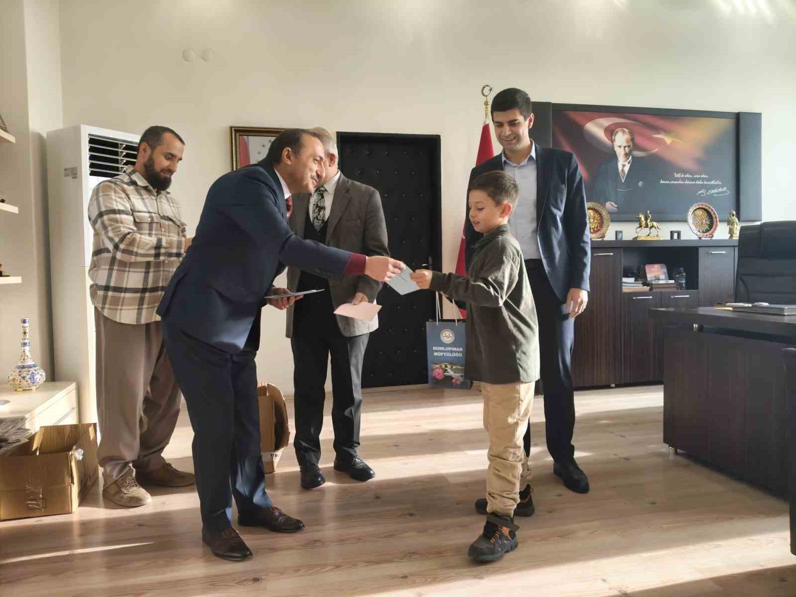 dumlupinarda-bilgi-yarismasinda-dereceye-giren-ogrenciler-odullerini-aldi