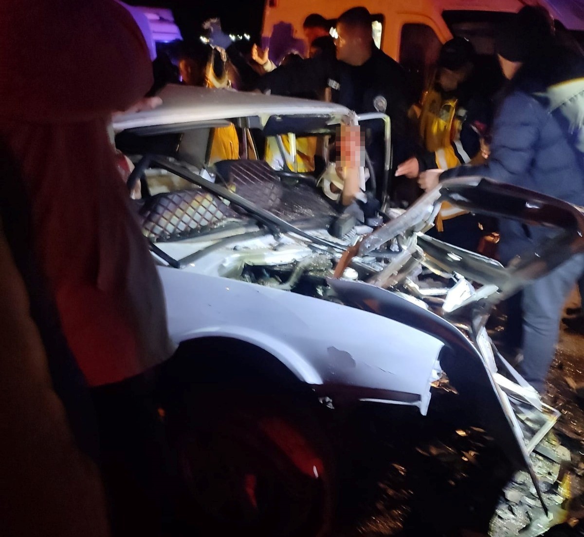 emette-iki-arac-kafa-kafaya-carpisti-4-yarali