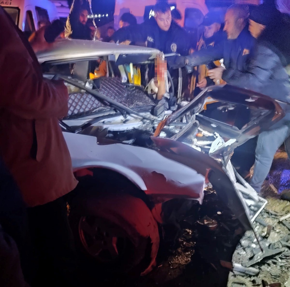 emette-iki-arac-kafa-kafaya-carpisti-4-yarali