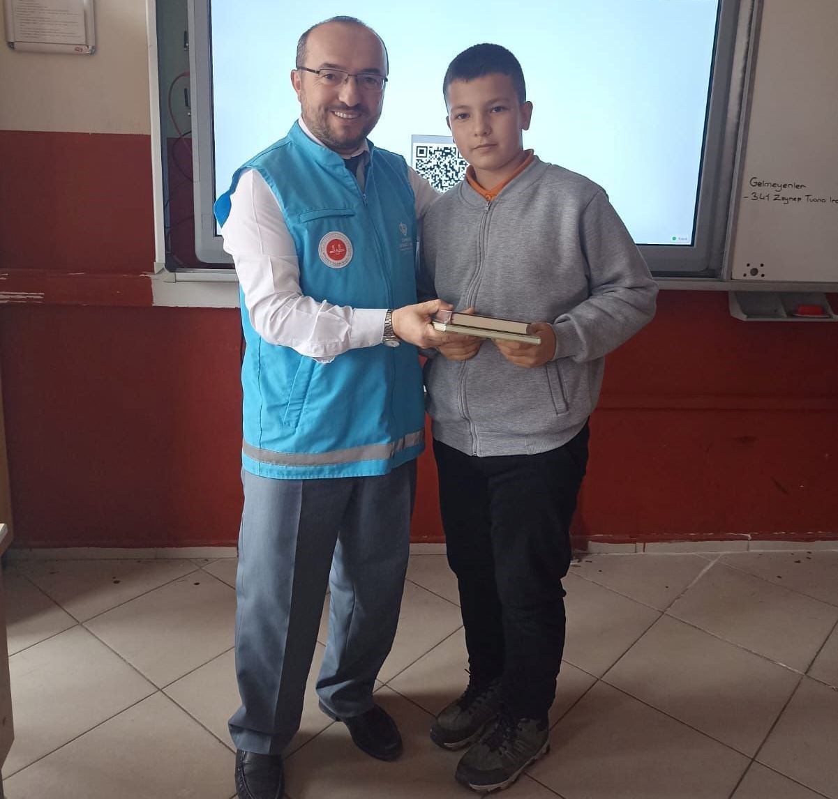 emette-ortaokul-ogrencilerine-kuran-i-kerim-hediye-edildi