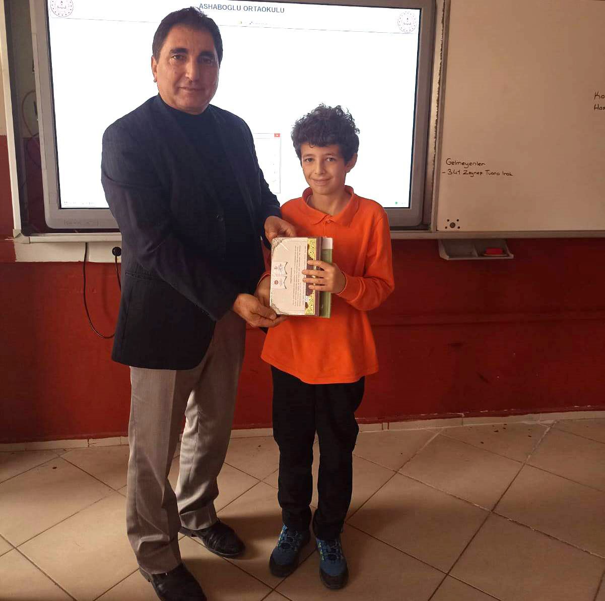 emette-ortaokul-ogrencilerine-kuran-i-kerim-hediye-edildi