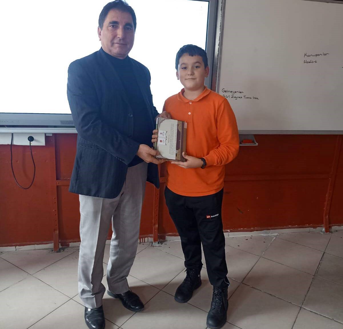 emette-ortaokul-ogrencilerine-kuran-i-kerim-hediye-edildi