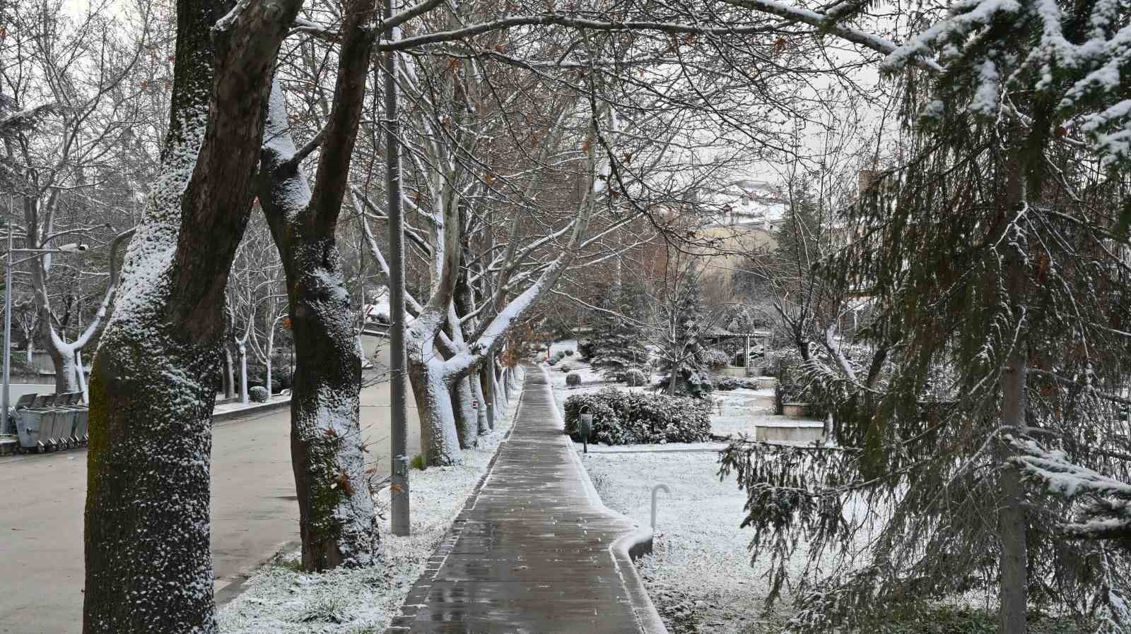 eskisehir-gune-kar-surpriziyle-uyandi