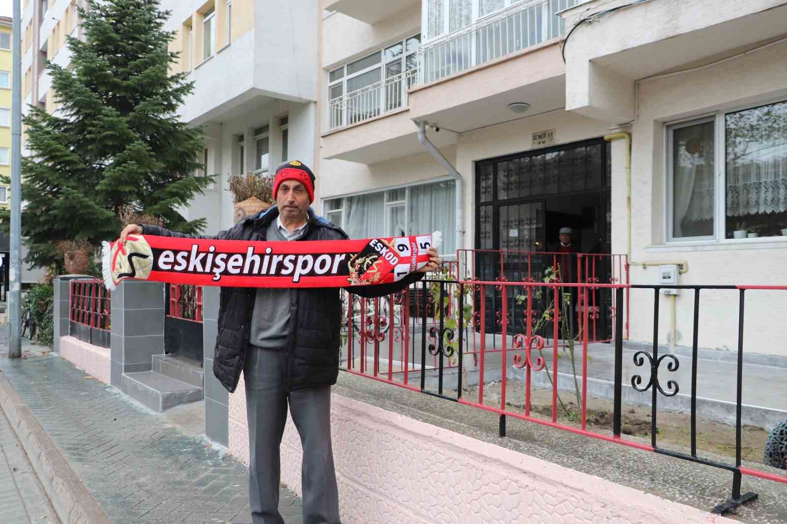 eskisehirde-apartman-sakinleri-eskisehirspor-sevgisini-binaya-tasidi