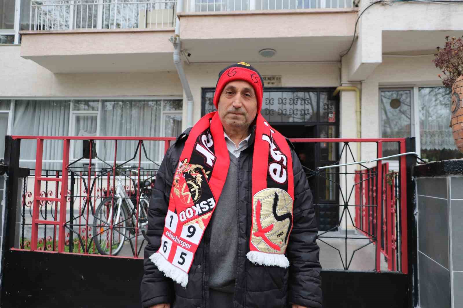 eskisehirde-apartman-sakinleri-eskisehirspor-sevgisini-binaya-tasidi