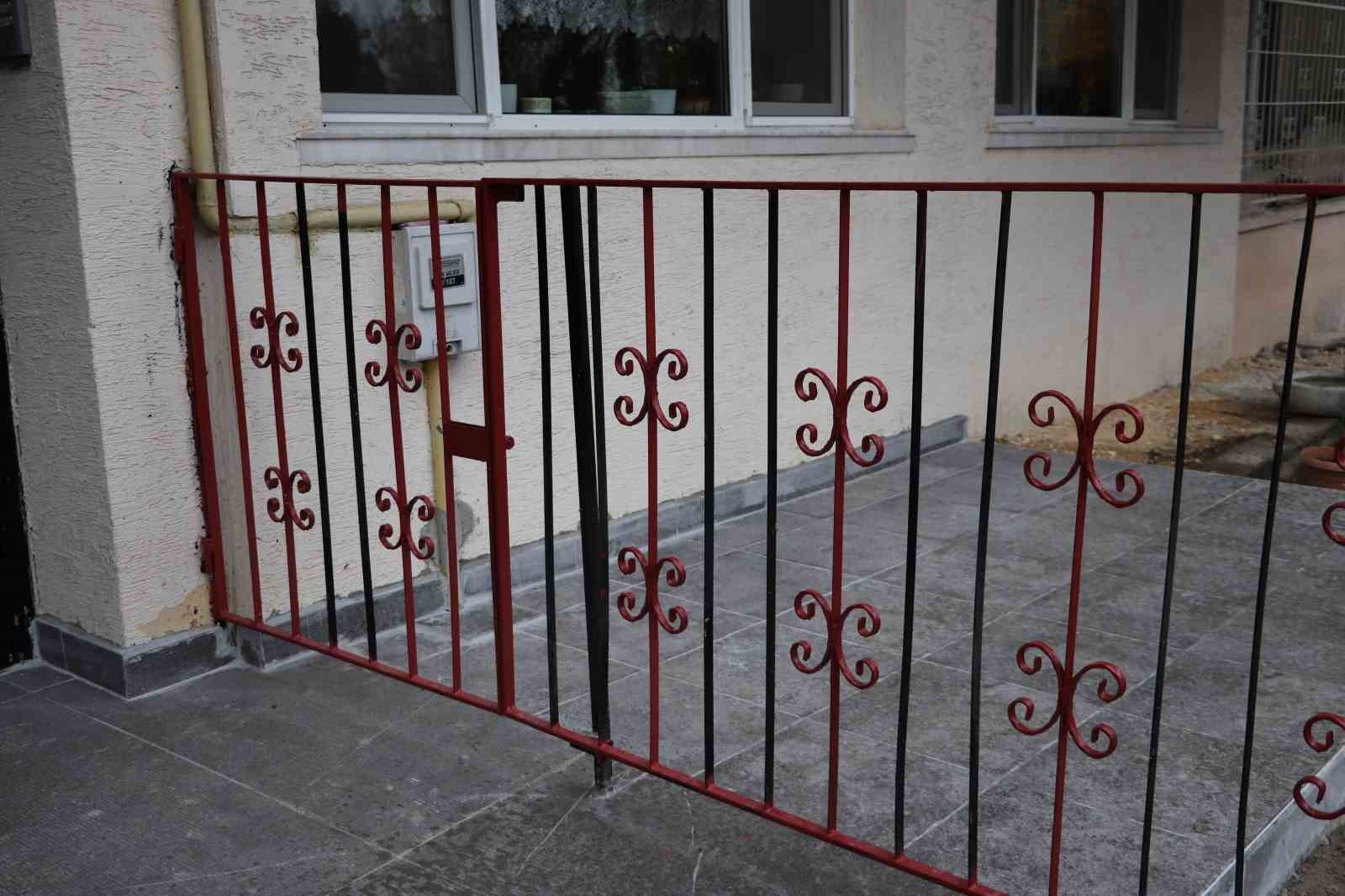 eskisehirde-apartman-sakinleri-eskisehirspor-sevgisini-binaya-tasidi