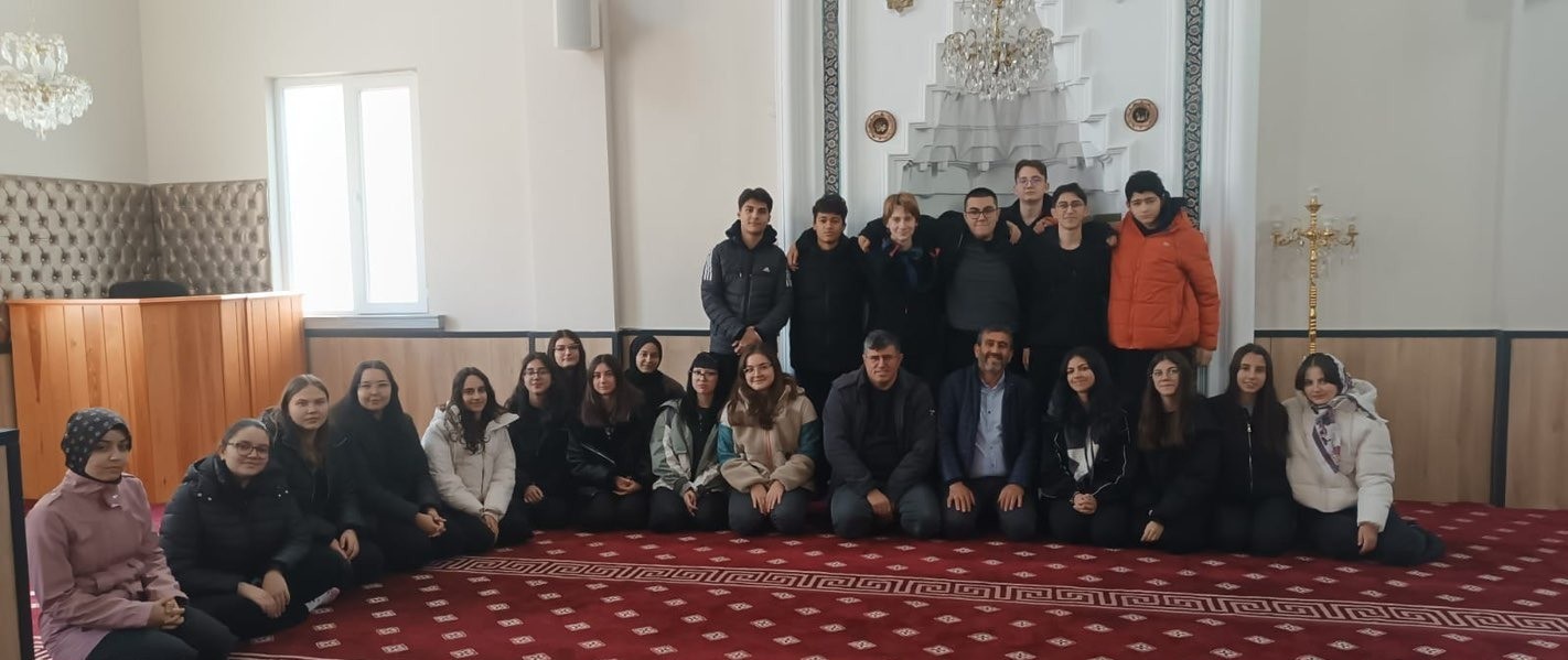 eskisehirde-cedes-projesi-kapsaminda-ogrenciler-manevi-degerlerle-bulustu