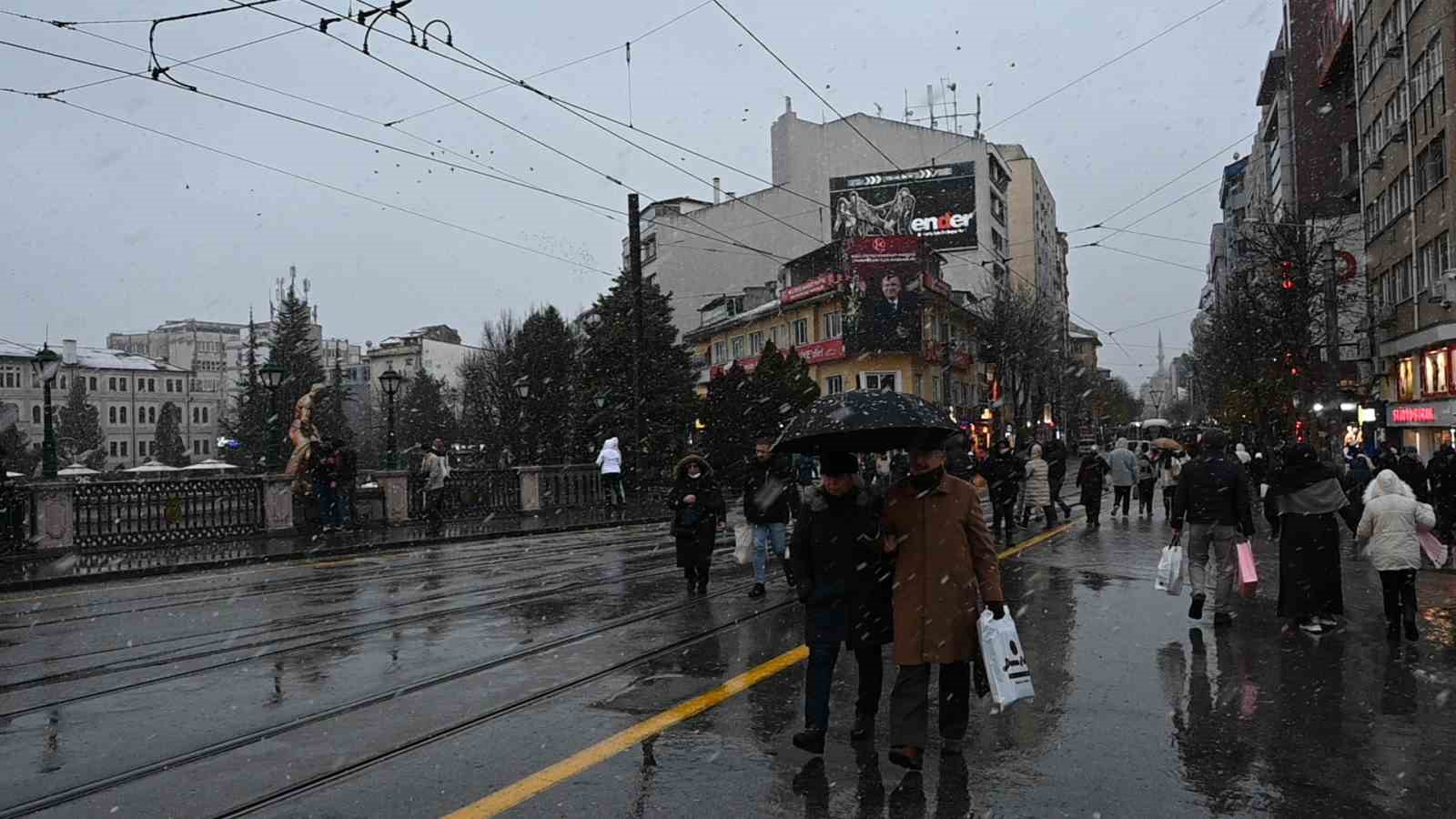 eskisehirde-lapa-lapa-yagan-kar-gorsel-solen-olusturdu