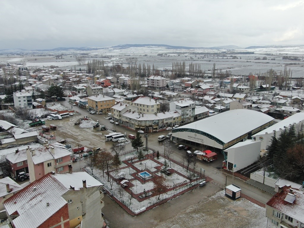 eskisehirin-inonu-ilcesinde-kisin-ilk-kar-yagisi-heyecani