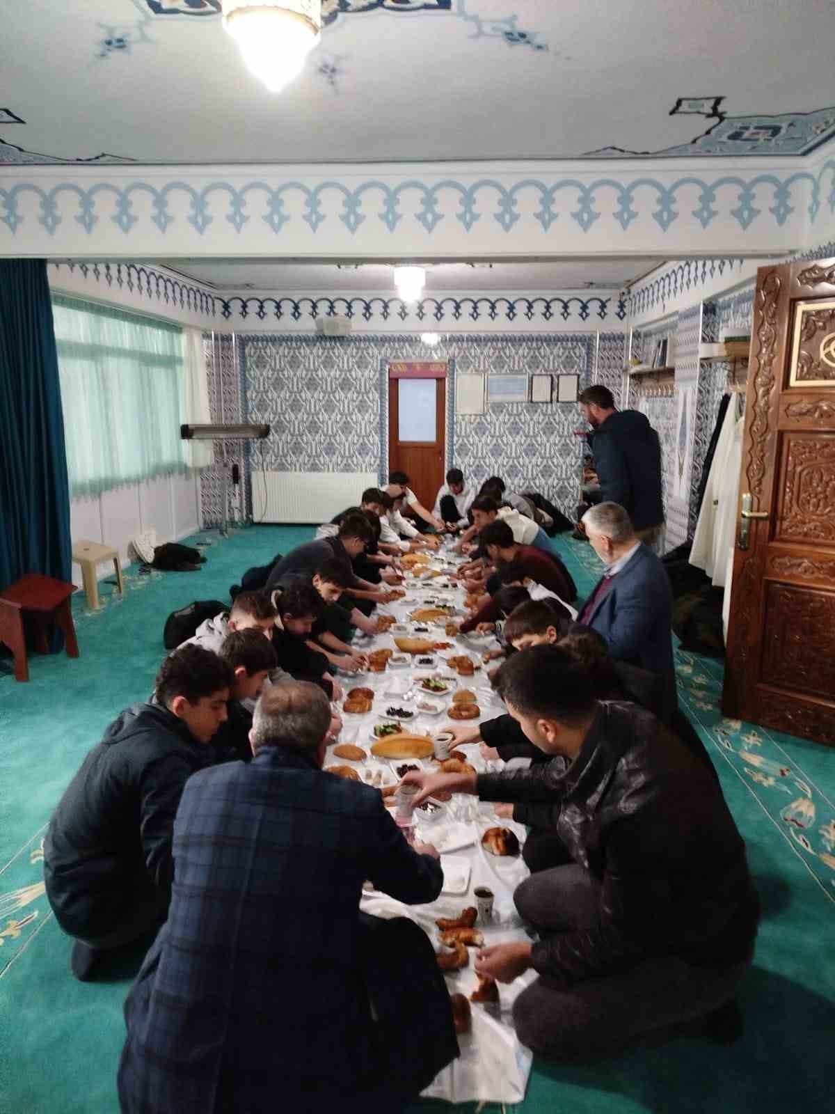 fen-lisesi-ogrencileri-hisar-camiinde-sabah-namazinda-bulustu