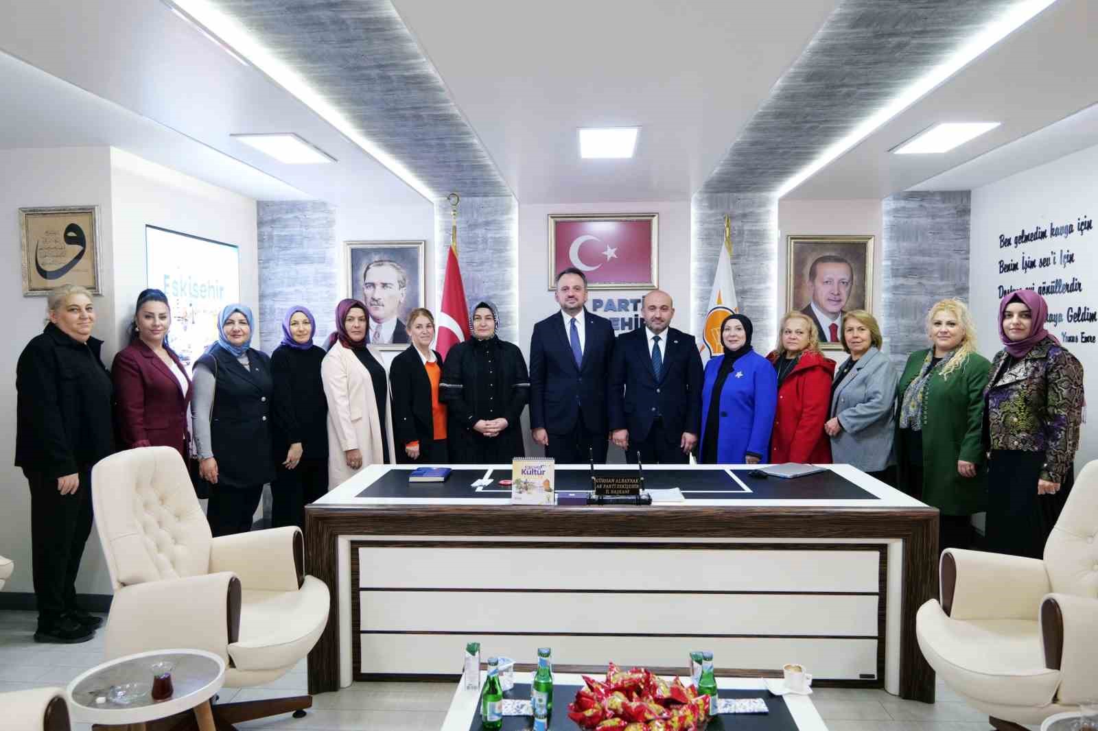 genclik-ve-spor-bakan-yardimcisi-eminoglu-ak-parti-eskisehir-teskilati-ile-istisarede-bulundu