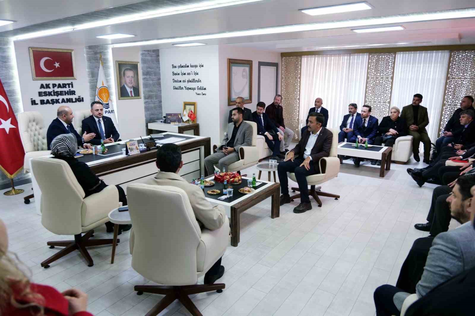 genclik-ve-spor-bakan-yardimcisi-eminoglu-ak-parti-eskisehir-teskilati-ile-istisarede-bulundu