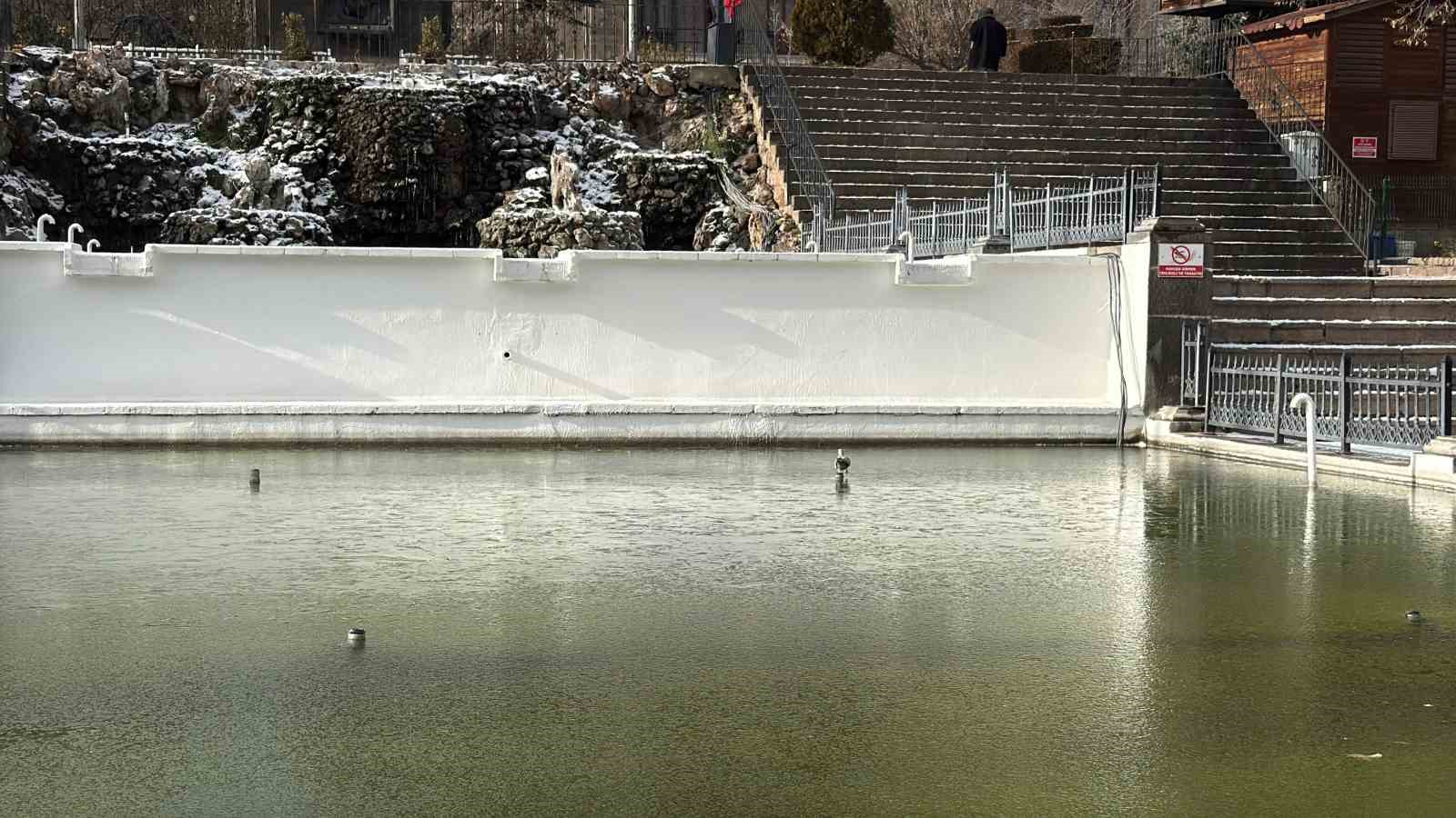 hava-sicakliklarinin-dustugu-afyonkarahisar-buz-kesti