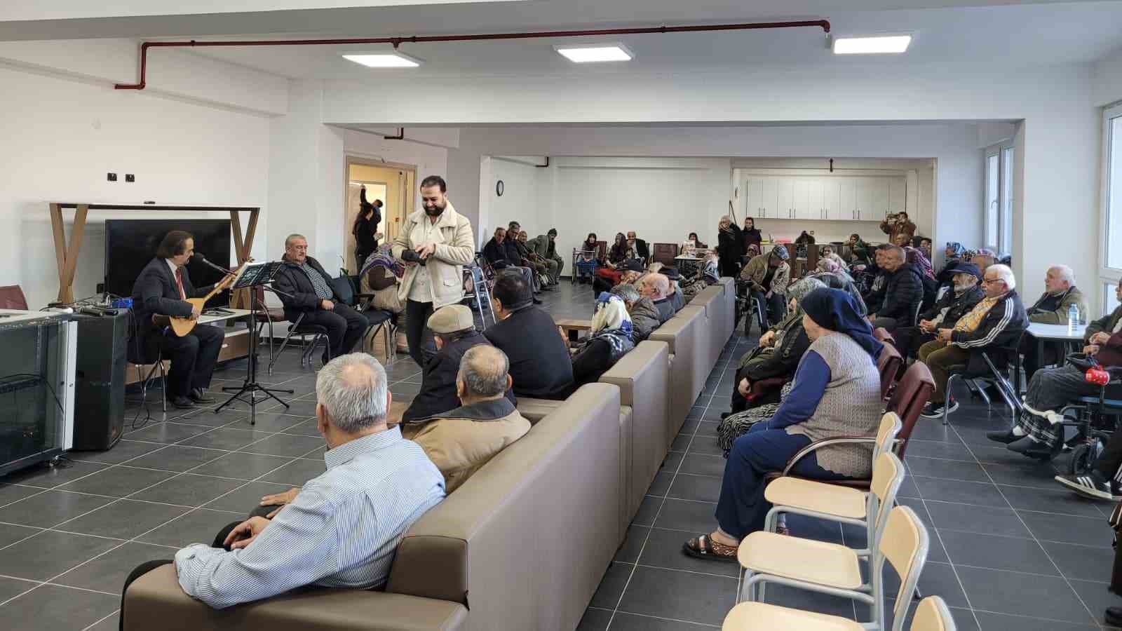 huzurevinde-kalan-yaslilar-icin-etkinlik