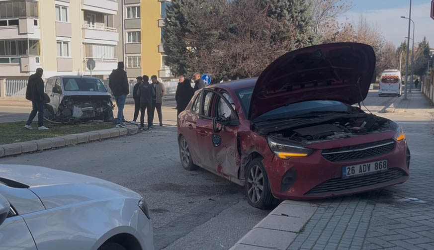 iki-aracin-hurdaya-dondugu-kaza-kameraya-yansidi