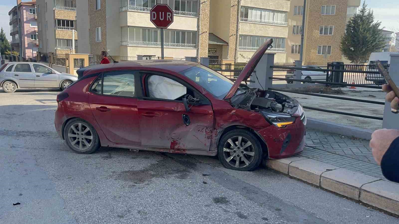 iki-aracin-hurdaya-dondugu-kaza-kameraya-yansidi