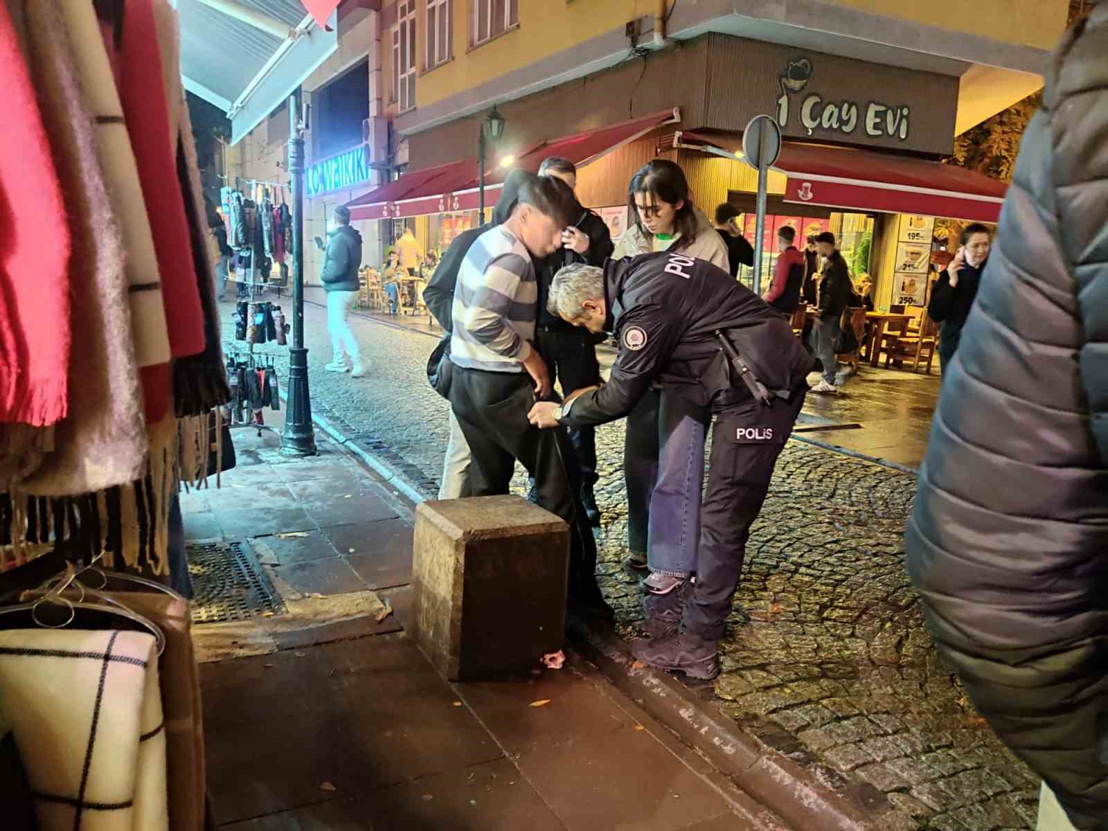 iki-grubun-kavgasini-ayirmaya-gelen-esnaf-da-kavgaya-dahil-oldu-1-yarali