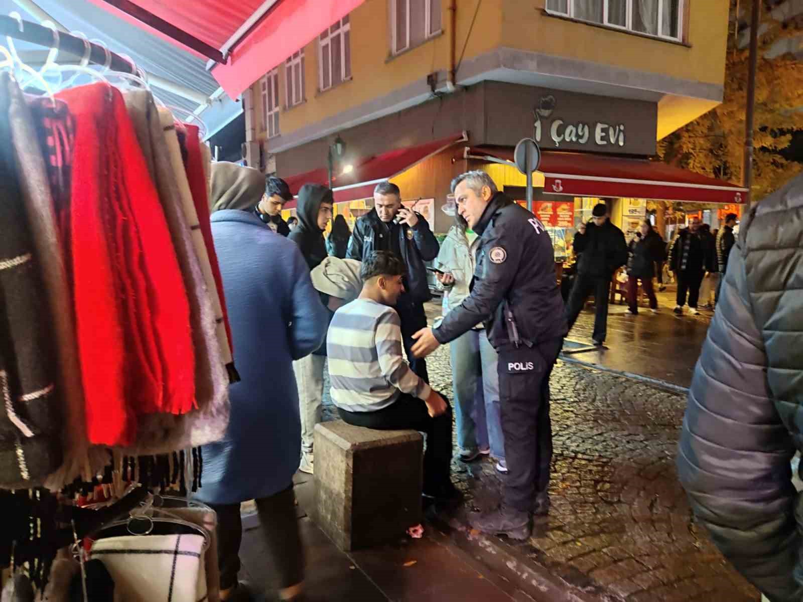 iki-grubun-kavgasini-ayirmaya-gelen-esnaf-da-kavgaya-dahil-oldu-1-yarali