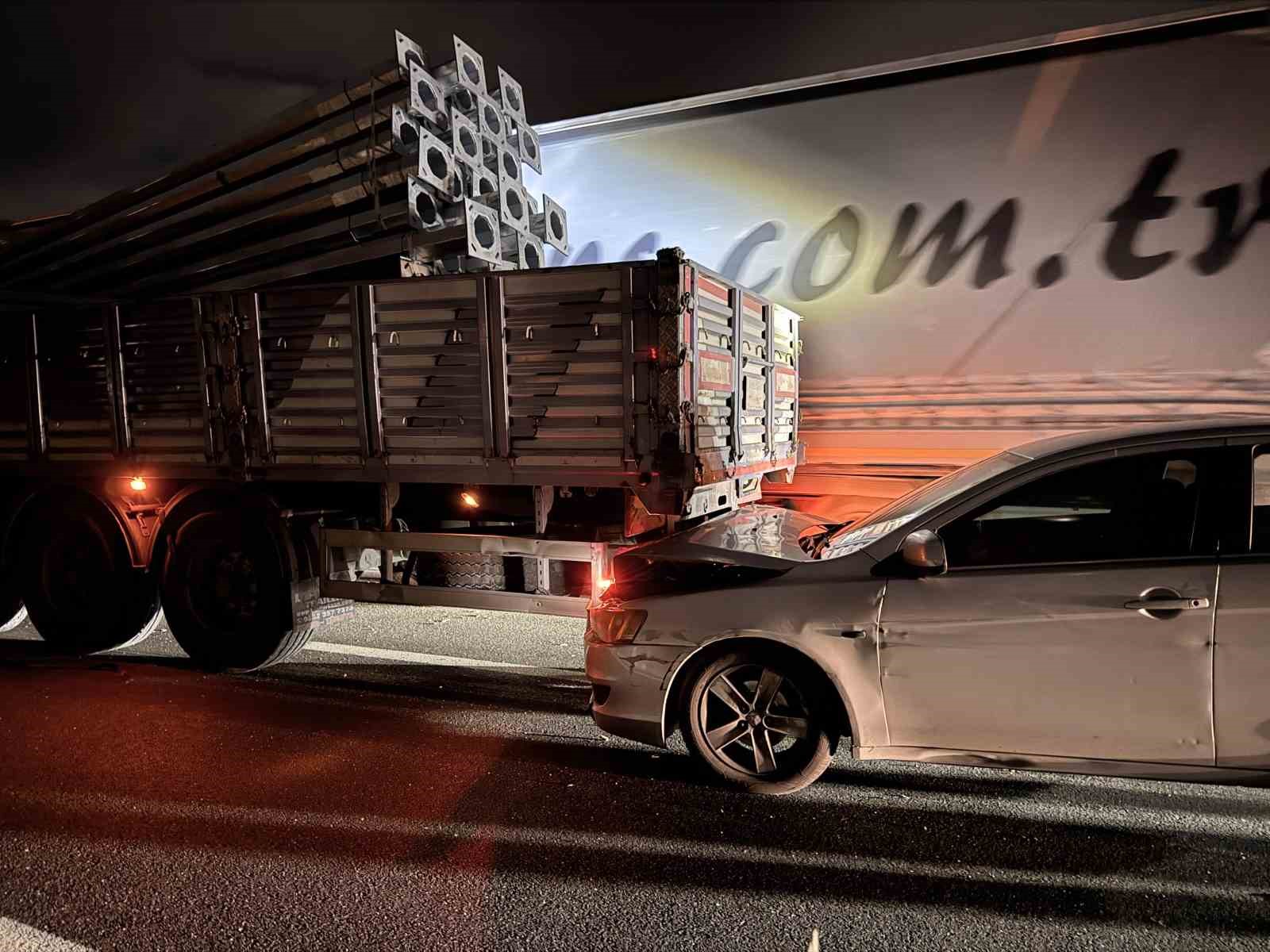 iki-tir-ve-otomobilin-carpistigi-kazada-bir-kisi-yaralandi