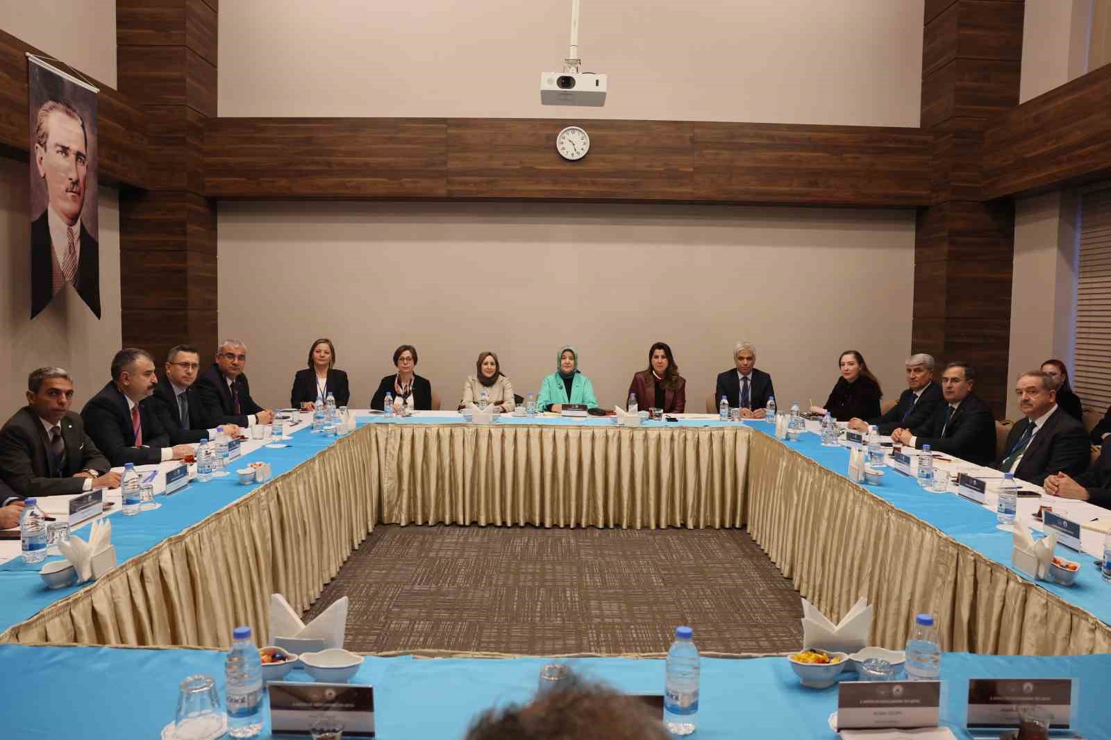 il-aile-ve-sosyal-politikalar-muduru-bayrak-il-mudurleri-degerlendirme-toplantisina-katildi