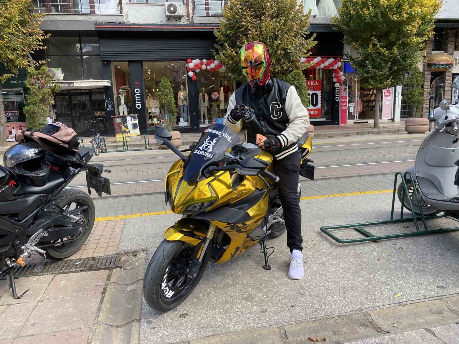 iron-man-kaski-ile-dolasan-motosikletli-dikkat-cekiyor