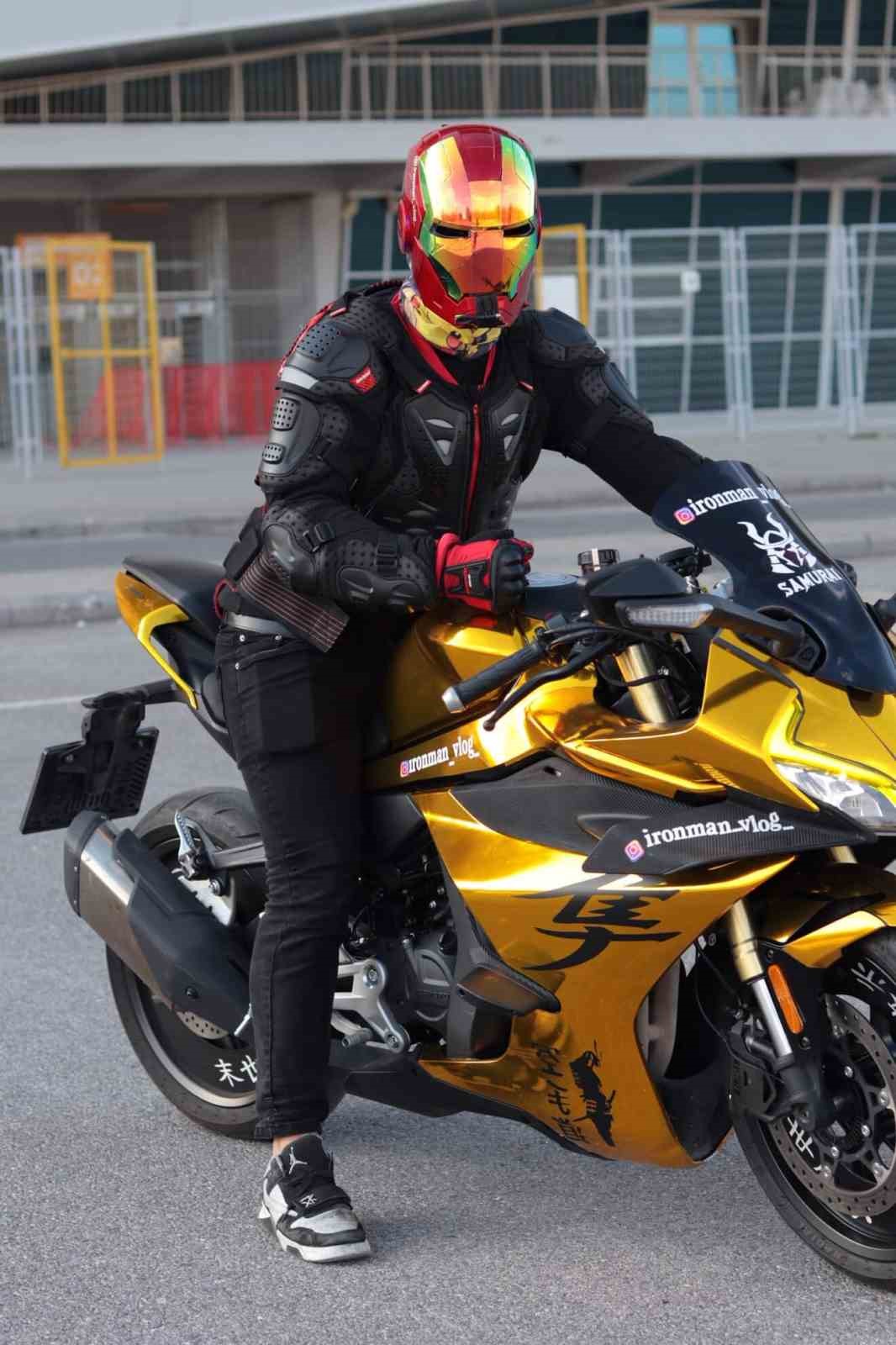 iron-man-kaski-ile-dolasan-motosikletli-dikkat-cekiyor