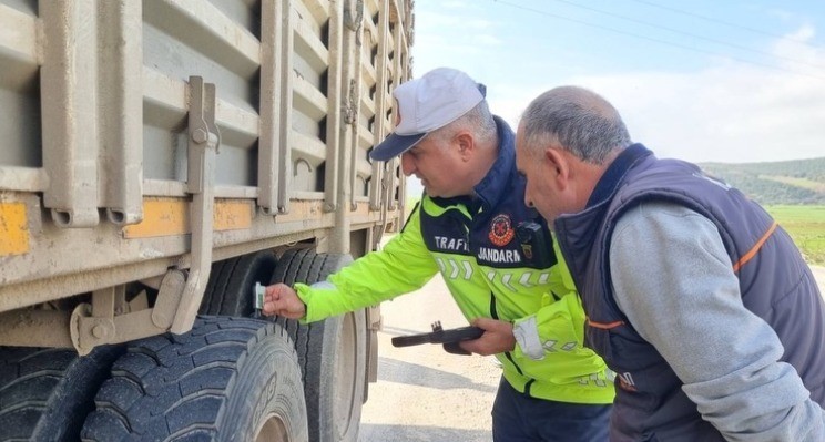 jandarmadan-ticari-araclara-kis-lastigi-denetimi