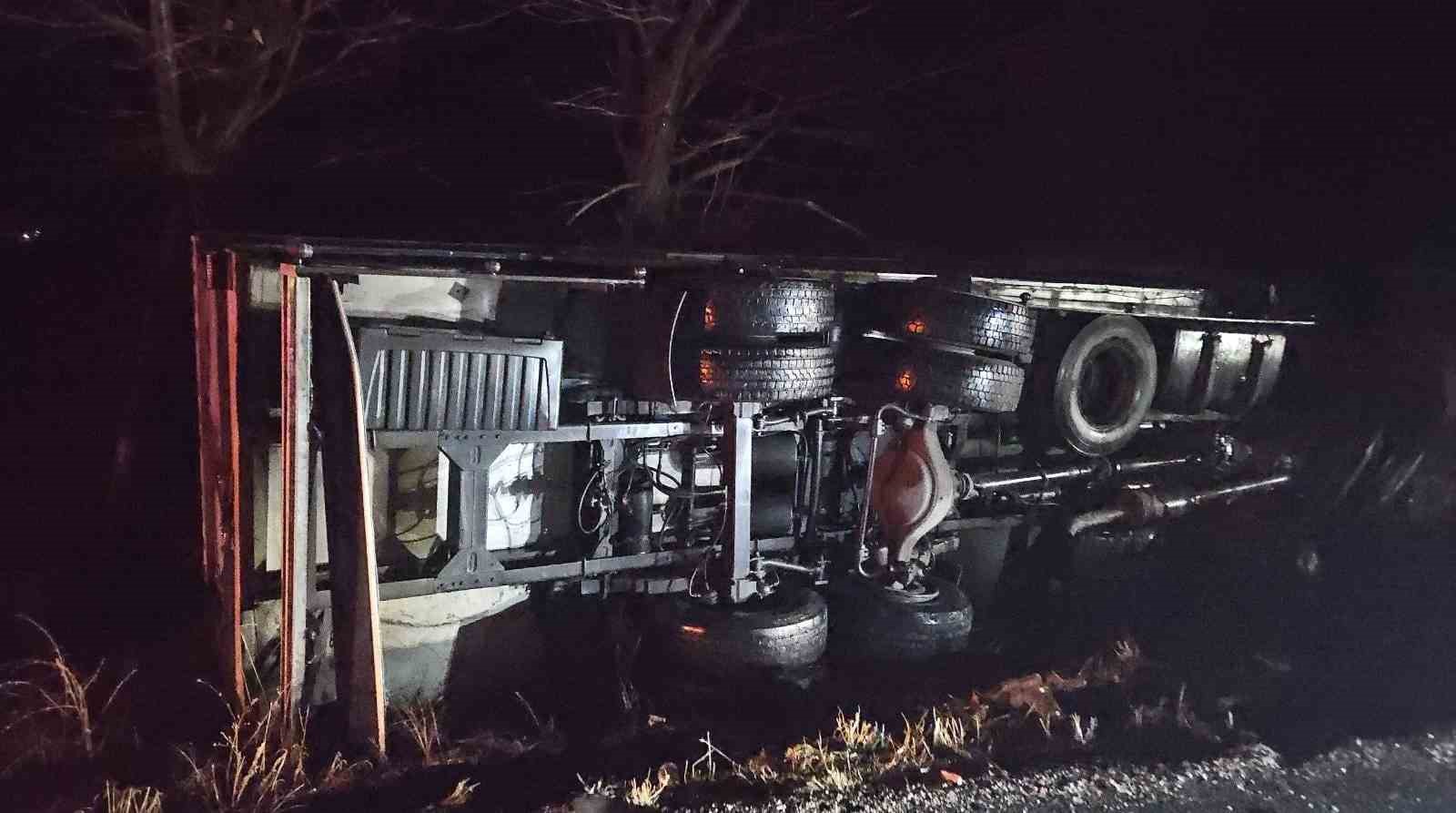 kamyonla-carpisip-sarampole-devrilen-otomobil-surucusu-hayatini-kaybetti