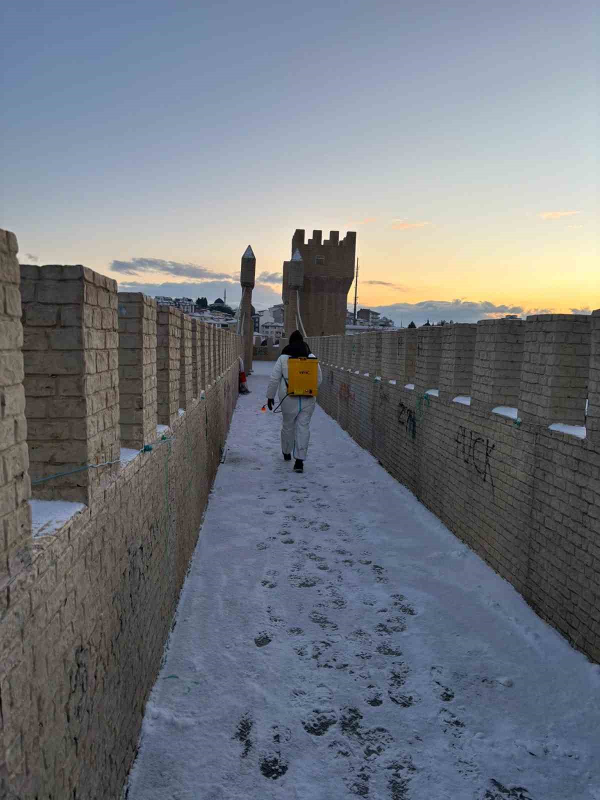 kar-ve-don-riskine-karsi-belediye-ekipleri-gece-boyunca-sahadaydi