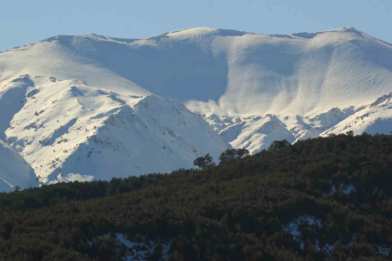 kar-yagisi-sonrasi-akdag-tabiat-parkinda-masalsi-kis-goruntusu