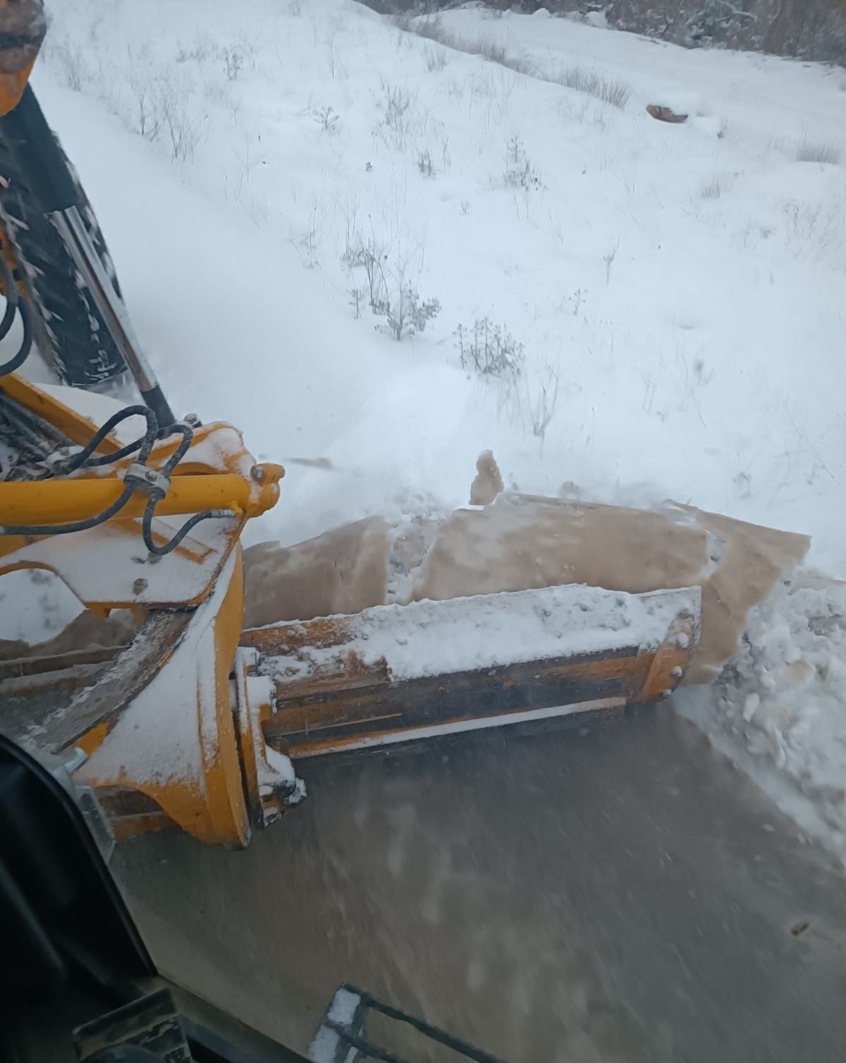 kar-yagisinin-etkili-oldugu-bilecikte-ekipler-sahada