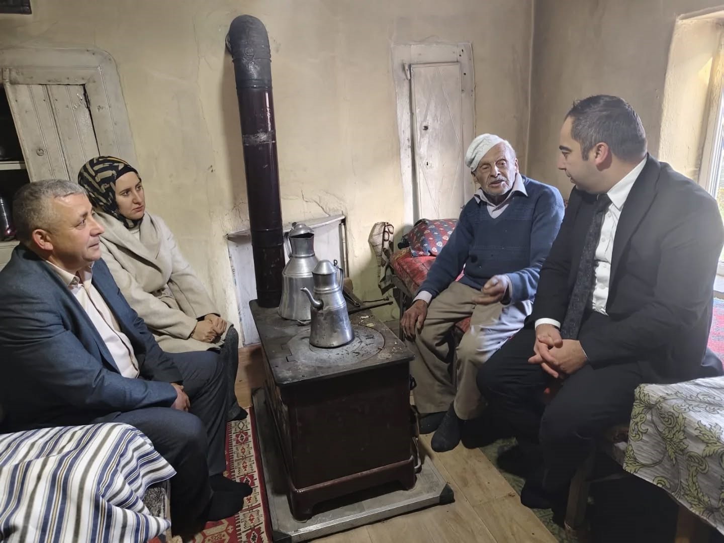 kaymakam-ucar-kusca-koyunde-vatandaslarla-bulustu